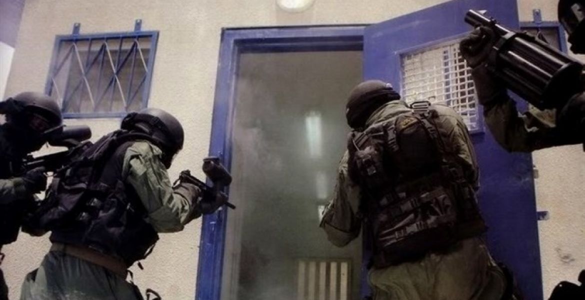 وحدات القمع تقتحم قسم 14 في نفحة وتعتدي على الأسرى