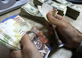 مالية غزة تبدأ بصرف رواتب موظفيها اليوم