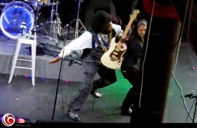 مغني "راب" يلكم معجبة على المسرح ويطرحها أرضا