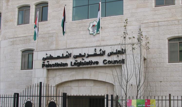 الأجهزة الأمنية في رام الله تحاصر مقر المجلس التشريعي لإعتقال النائب أبو بكر