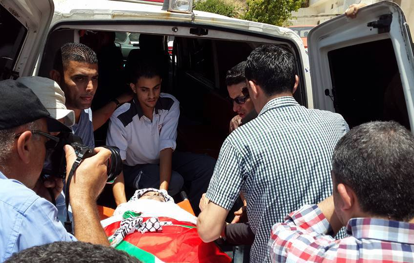 بالصور: جماهير نابلس تشيع جثمان الشهيد حبش إلى مثواه الأخير