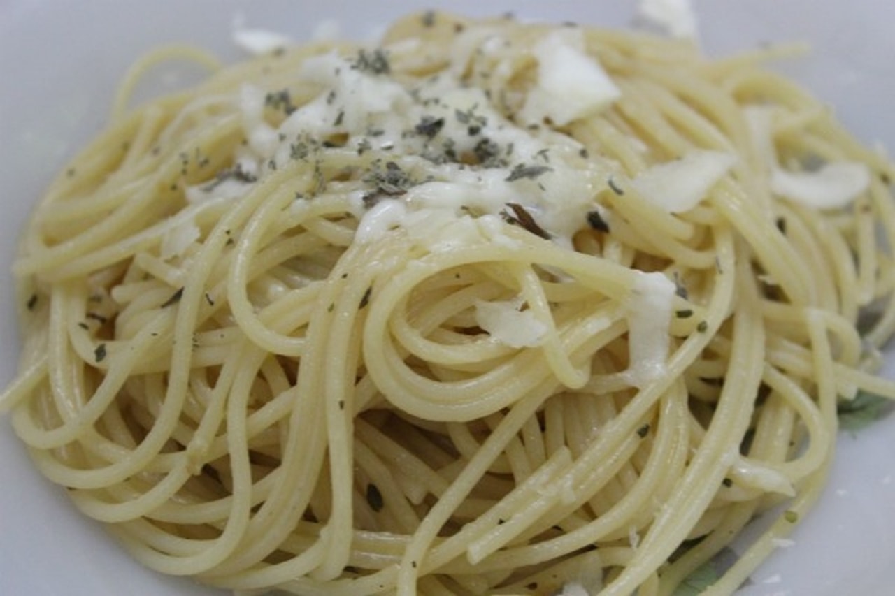 معكرونة بالثوم والزعتر