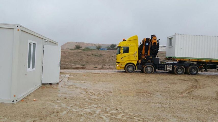 بالصور: تجهيز 3 منازل متنقلة لأهالي قرية أم الحيران