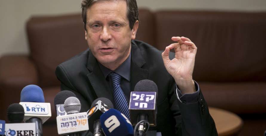 "هرتسوغ" يطالب بإقصاء نتنياهو عن منصب وزير الاتصالات