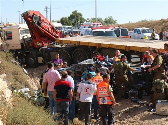 بالصور : وفاة 4 مواطنين في حادث سير برام الله