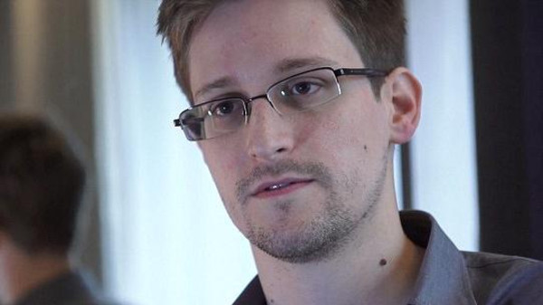 هل يقدم بوتين عميل المخابرات سنودن لترمب.. هدية؟