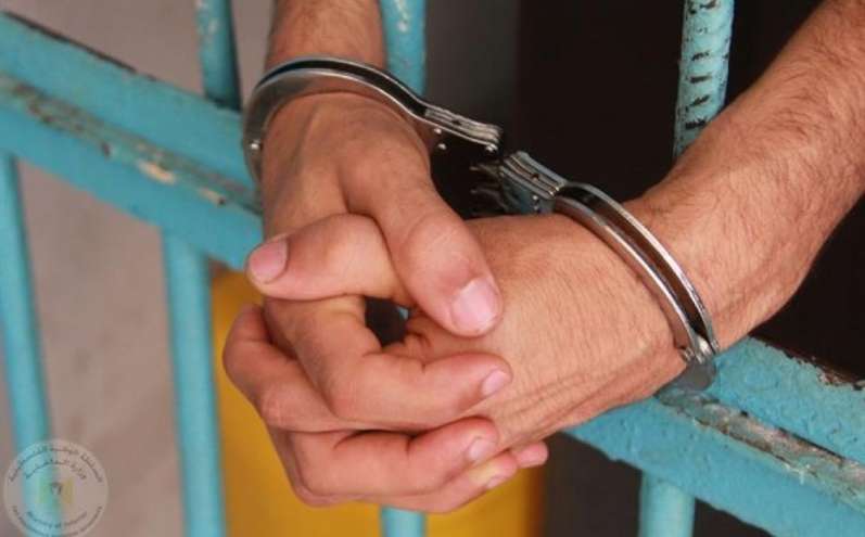 صورة: المباحث العامة تضبط شبكة تزوير بحوزتها "37" ألف دولار جنوب القطاع