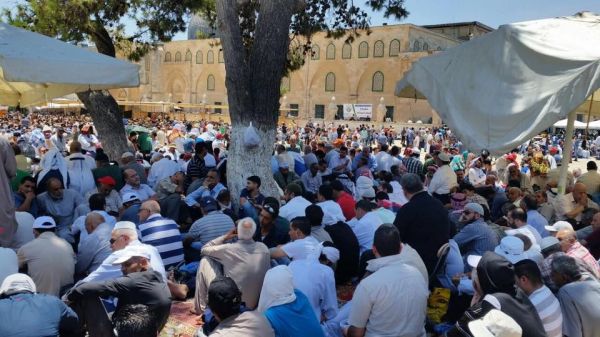 300 ألف مواطن يصلون برحاب الأقصى في الجمعة الأخيرة من رمضان