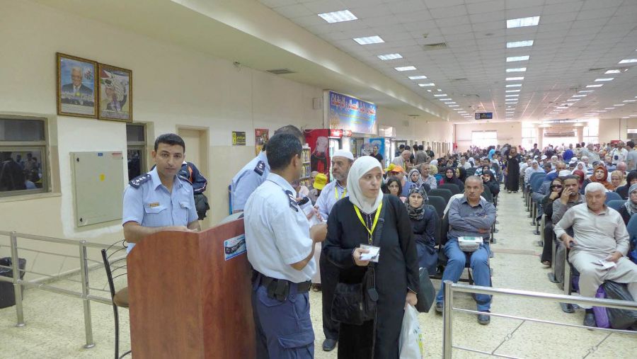 الاحتلال يمنع عشرات المسافرين من التنقل عبر معبر الكرامة