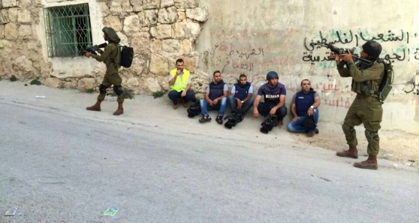 الاحتلال يمنع طاقم فضائية "فلسطين مباشر" من تغطية مواجهات الأمعري