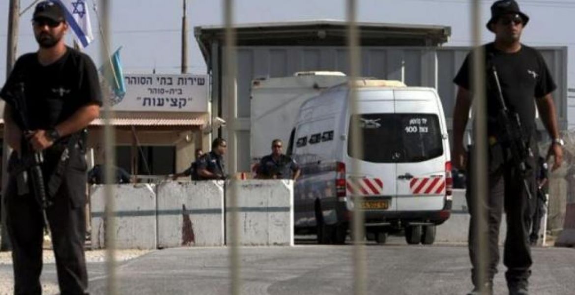 سلطات الاحتلال تمنع والدتي أسيرين غزيين من زيارة نجليهما