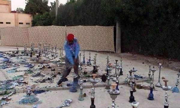 لإعتبارها سبباً في كسل الشباب : إعدام نحو 8 آلاف أرجيلة في باكستان