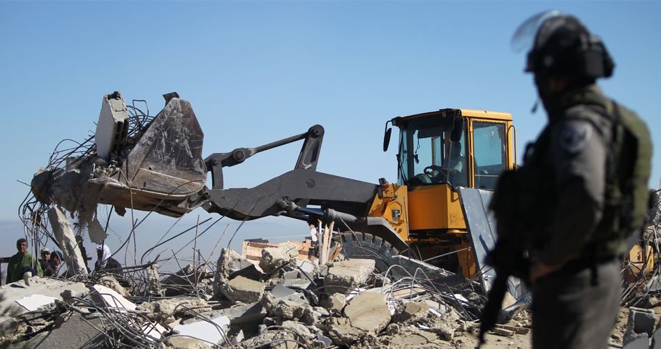 مواطنان يتمكنان من منع هدم منزليهما بالخليل