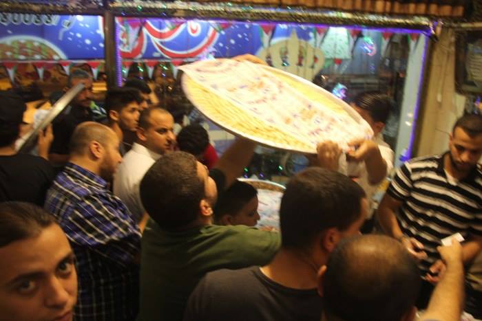 بالصور : أجواء غزة بعد إعلان النتائج وكالة "خبر" تهنئ الناجحين "نسبة النجاح 61.9%"