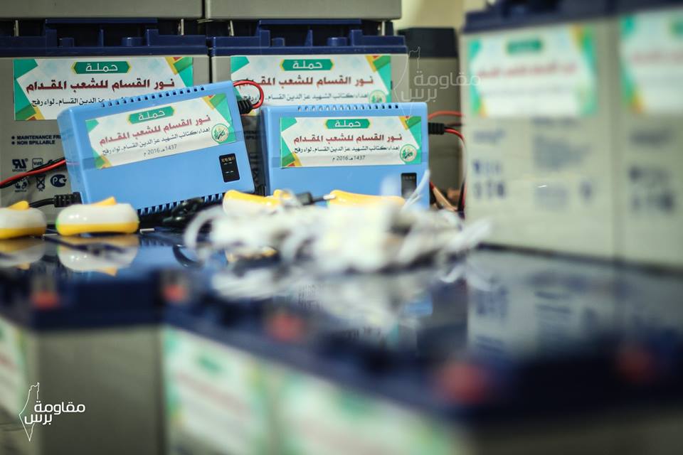بالصور: "نور القسام للشعب المقدام" حملة يطلقها القسام لإنارة بيوت فقراء رفح