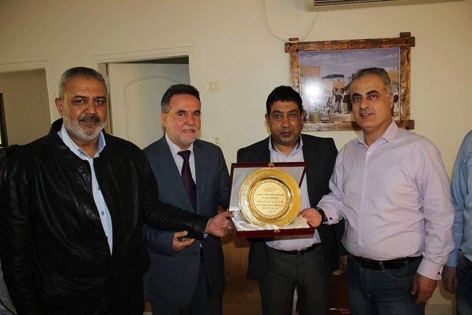 قيادات وكوادر فتحاوية تكرم قناة الغد العربي بالإنابة عن النائب محمد دحلان