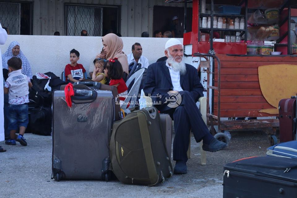 بالصور: تجمع المسافرين للسفر عبر معبر رفح بعد 60 يوماً من الإغلاق