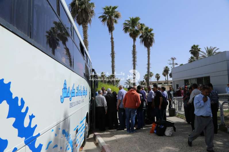 بالصور: فتح بوابة معبر رفح البري ومغادرة عدد من الحافلات ووصول حافلة واحدة