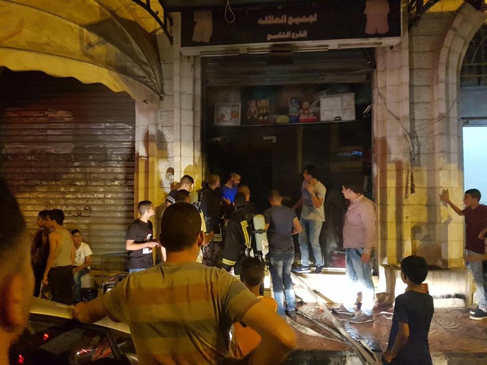 إصابة عشرات إثر احتراق محل تجاري بقنابل قوات الاحتلال