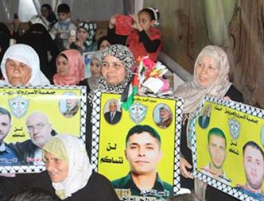 حسام تكرم امهات وزوجات الاسرى بيوم الام