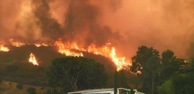 حرائق هائلة وإخلاء آلاف المنازل غرب أمريكا