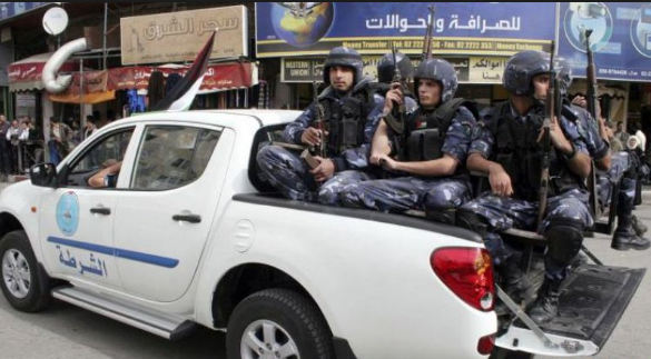 شرطة نابلس تلقي القبض على 3 متهمين أحدهم فار من العدالة