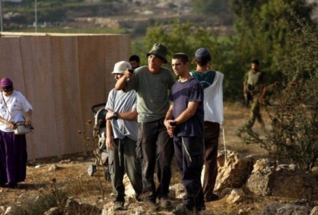 مواطنون يمنعون مرور المستوطنين رفضًا لإغلاق طريق "العنب"