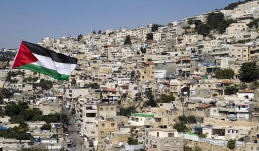 الاحتلال يزيل الاعلام الفلسطينية من القدس