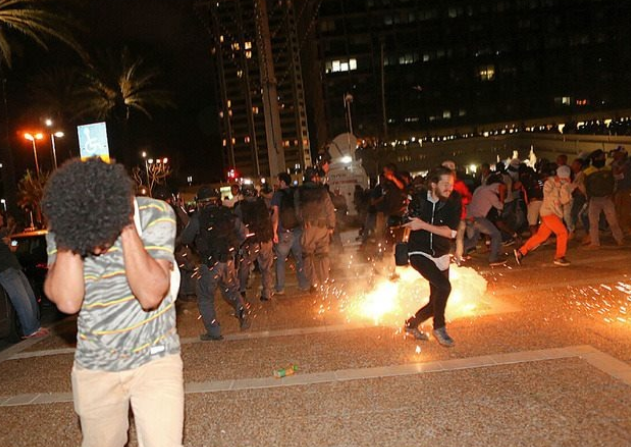 بالفيديو و الصور : اشتباكات عنيفة و24 اصابه  بين الشرطة ومتظاهرين أثيوبيين في تل أبيب