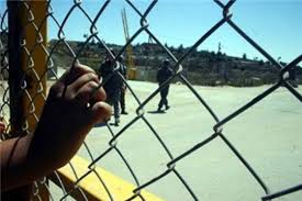 سلطات الاحتلال تمنع عائلة الأسير أبو شملة من زيارته