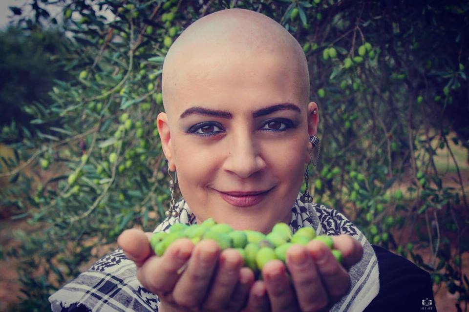 الفنانة الفلسطينية ريم بنا ترد على الشائعات بشأن تفاقم مرضها