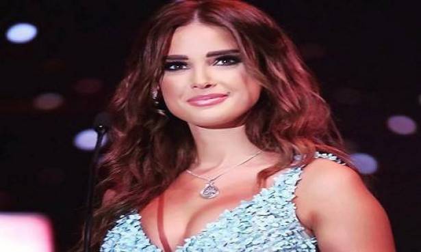 صورة .. ديانا فاخوري مع طيّار في حجرة القيادة