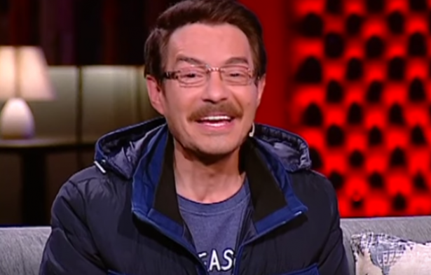 شاهدبالفيديو : الفنان المصريّ أحمد زاهر يكشف: خليجي طلب الزواج من ابنتي مقابل 100 بقرة!