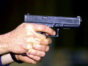 محدث: مجهولون يطلقون النار صوب منزل محام بنابلس مخلفاً أضراراً مادية