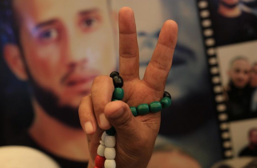 73 من أهالي أسرى غزة يزورون 44 معتقلًا بـ"نفحة"