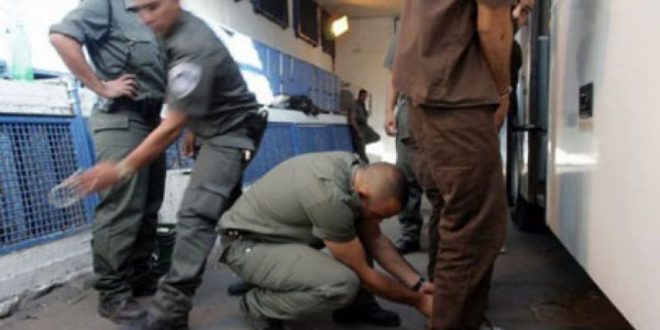 الاحتلال يعتدي بالضرب على الأسير المريض الهمص وتنقله إلى العزل الإنفرادي