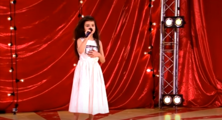 بالفيديو : وقفت امام الحكام وعندما بدأت الغناء لم يصدقوا أنه صوتها