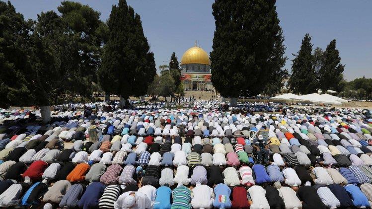 آلاف المصلين يؤدون الجمعة في رحاب "الأقصى"