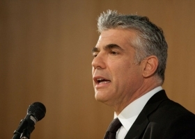 لابيد يدعو لمفاوضات مع حماس ومنحها ميناء