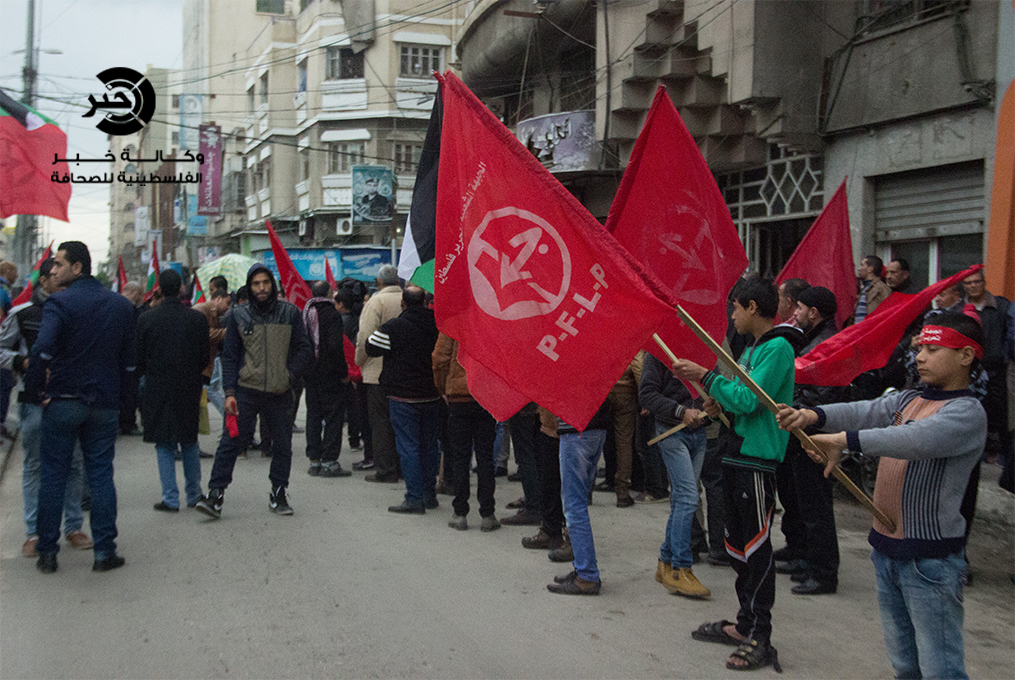 بالصور: الجبهة الشعبية تنظم وقفة في غزة للمطالبة بإنهاء الانقسام