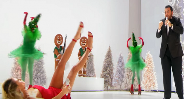 بالفيديو : موقف محرج لـ"هايدي كلوم" على المسرح