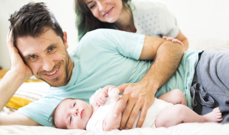 ‫توصية بالتطعيم ضد الإنفلونزا لأقارب حديثي الولادة‬