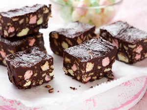 طريقة تحضير مكعبات الشوكولاتة والمارشملو