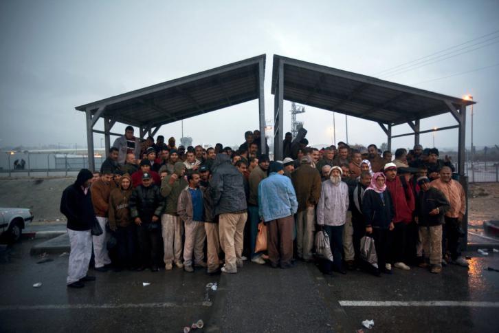 القناة السابعة: منع العمال الفلسطينيين من العمل بمستوطنات جنوب الخليل