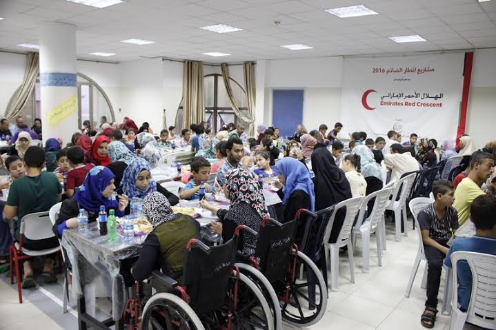 بتمويل إماراتي.. فارس العرب تنفذ إفطار لذوي الشلل الدماغي وتستكمل توزيع الطرود