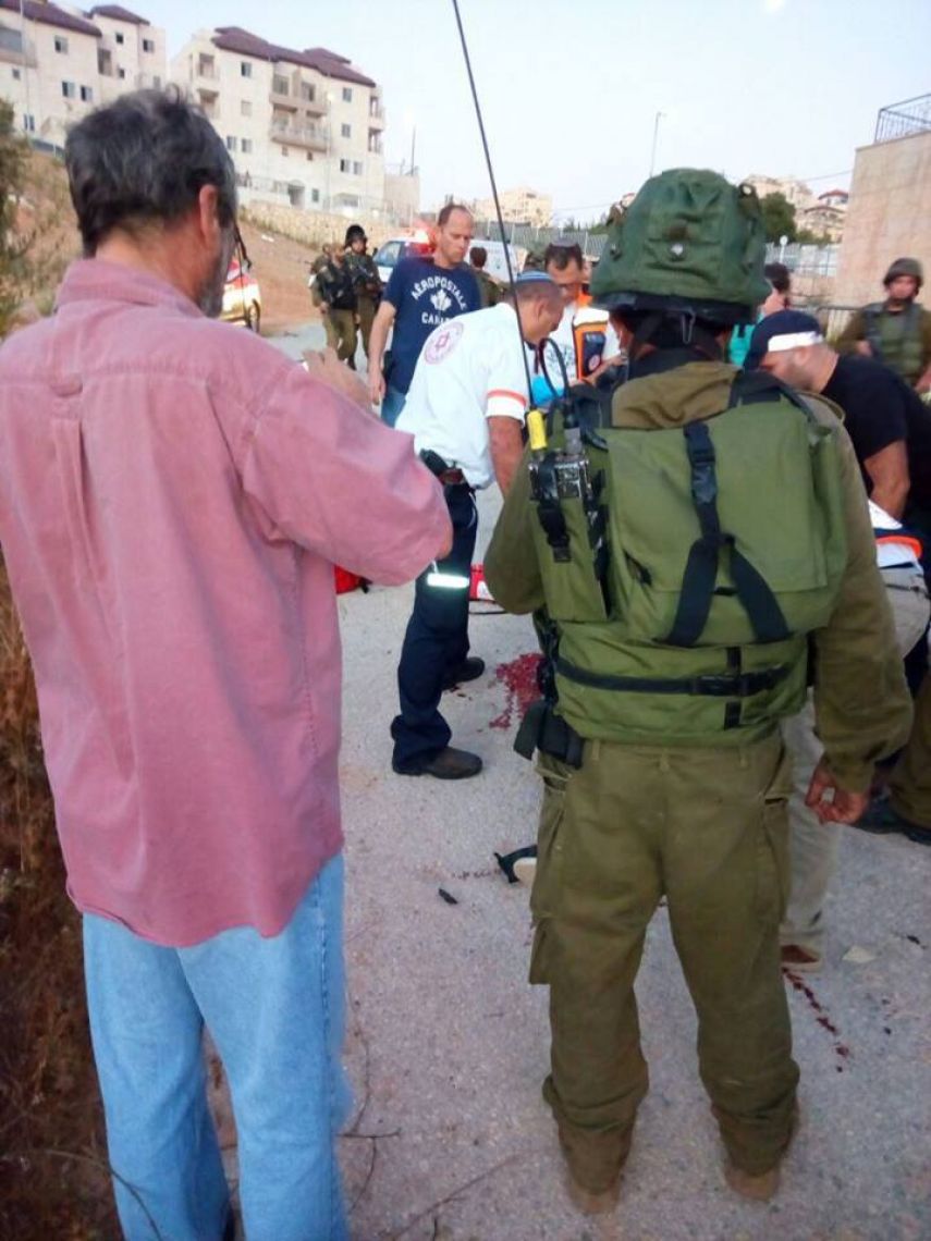 بالصور: إصابة ضابط إسرائيلي إثر عملية طعن جنوب بيت لحم وإصابة المنفذ