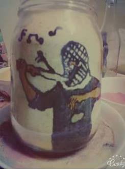 من الخليل: الشاب سعد العواودة يحيي الرسم بالرمال الملونة بطرق عصرية