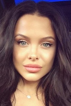 شبيهة أنجلينا جولي تثير الجدل وتخطف النظر