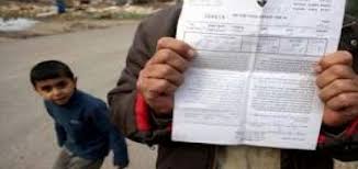 قوات الاحتلال تسلم مواطناً إخطاراً بوقف بناء منزله في بلدة يطا