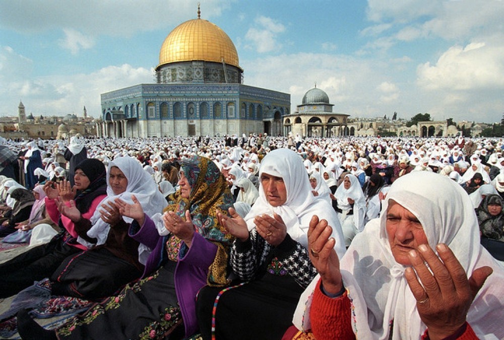 آلاف المواطنين يتوافدون إلى القدس للصلاة في الأقصى
